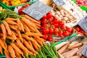 "Légumes traditionnels bretons : artichauts, oignons de Roscoff AOP et choux-fleurs"